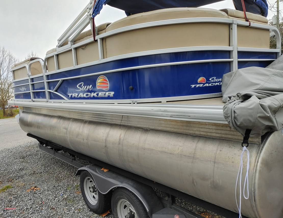 2018 Suntracker Party Barge 20 DLX - $22,500 (Sevierville)